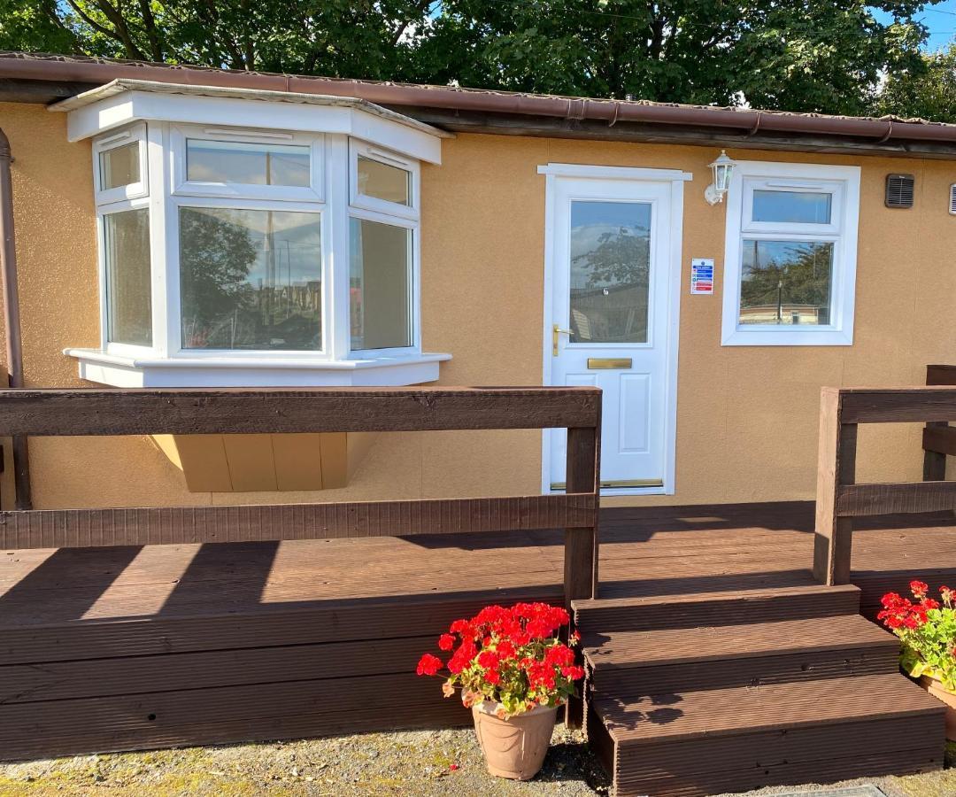 1-Bedroom Semi-Detached Chalet In Uddingston, Glasgow 외부 사진